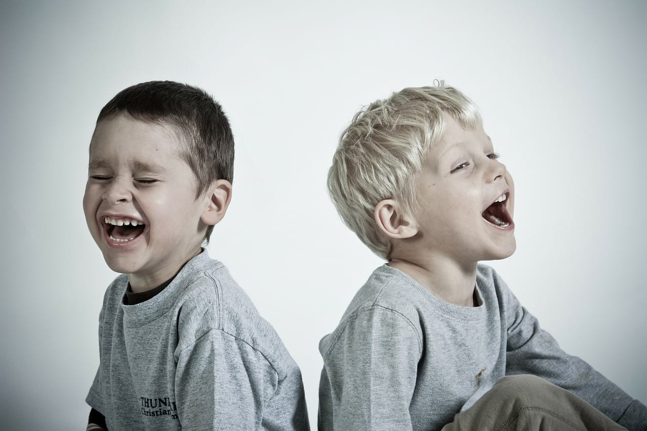 שתי ילדים צוחקים - בטיחות ילדים בבית