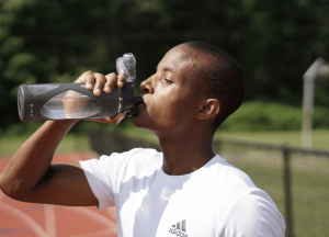 מתאמן שותה מים